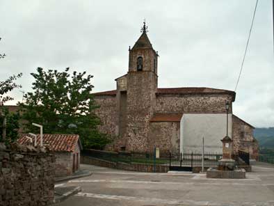 Plaza e Iglesia de Almarza de Cameros